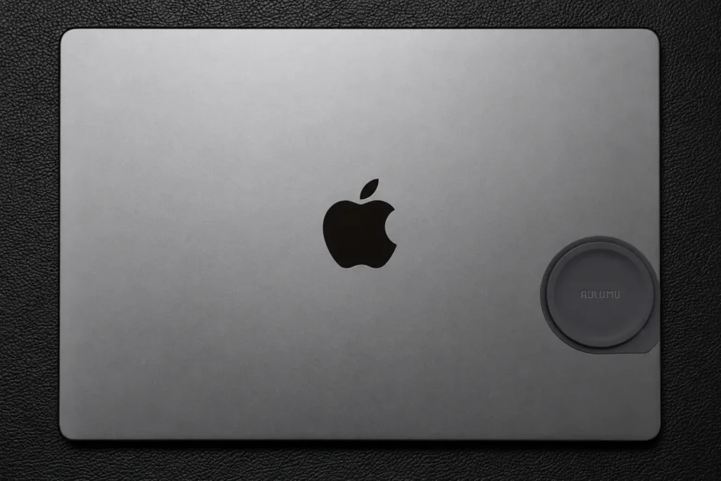 スペースブラックの14インチM5 MacBook Pro