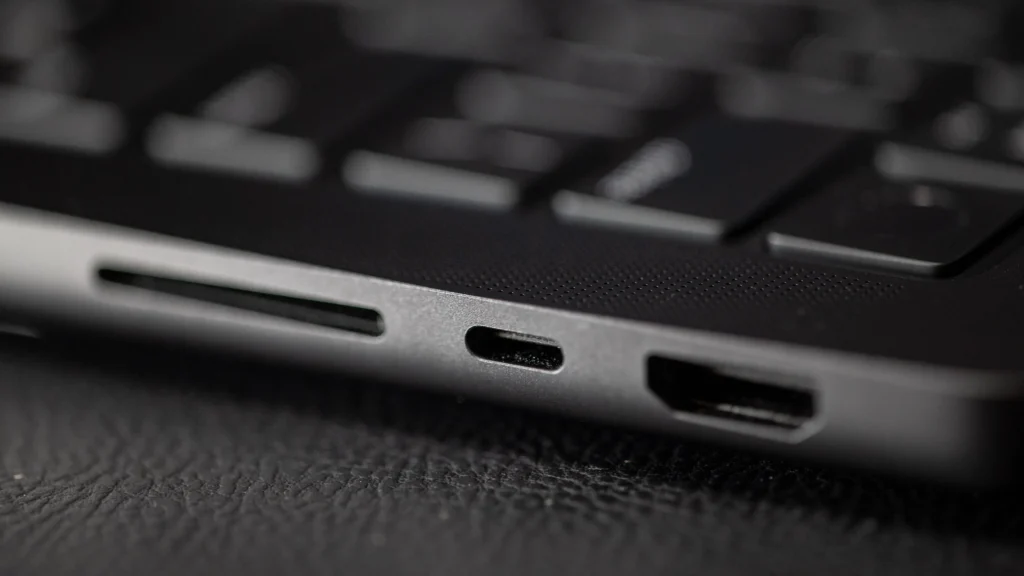 スペースブラックの14インチM5 MacBook Pro SDカードスロット USB-C HDMI