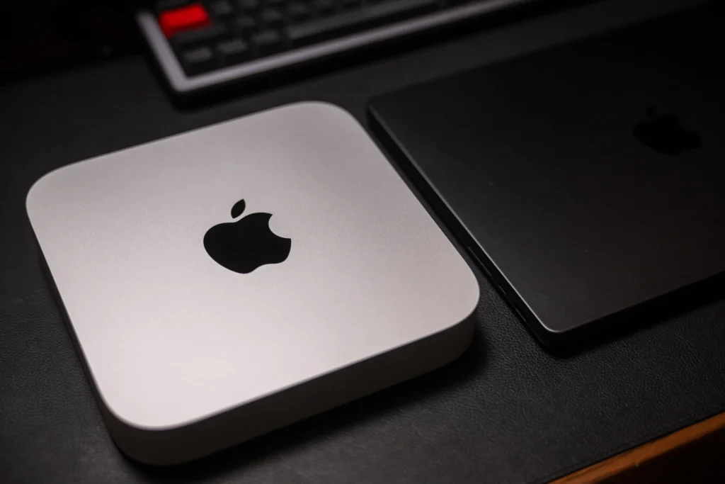 M1 Mac mini & スペースブラックの14インチM5 MacBook Pro