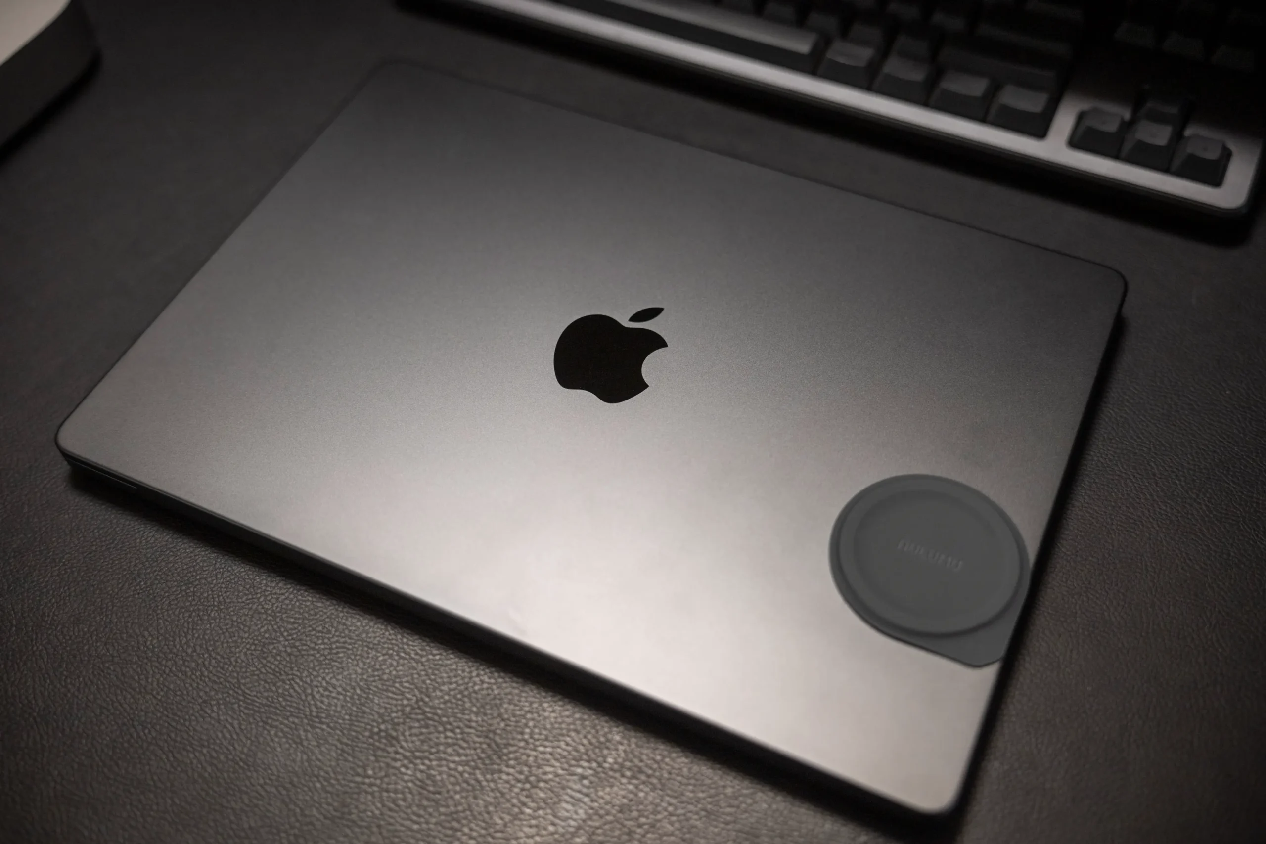 スペースブラックの14インチM5 MacBook Pro