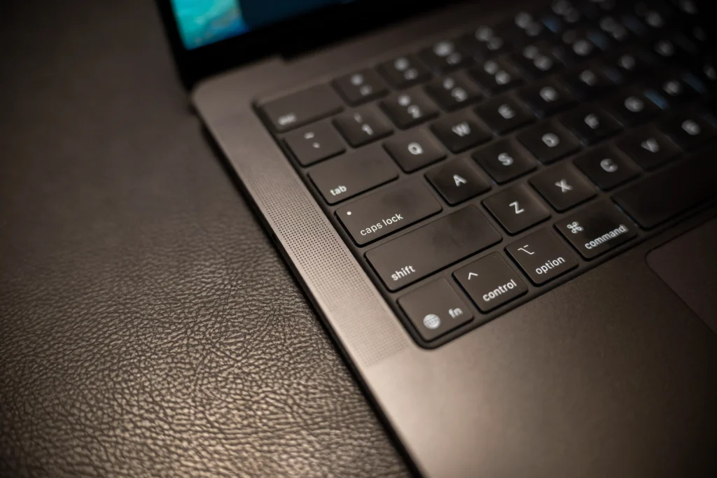 スペースブラックの14インチM5 MacBook Pro 内蔵スピーカー
